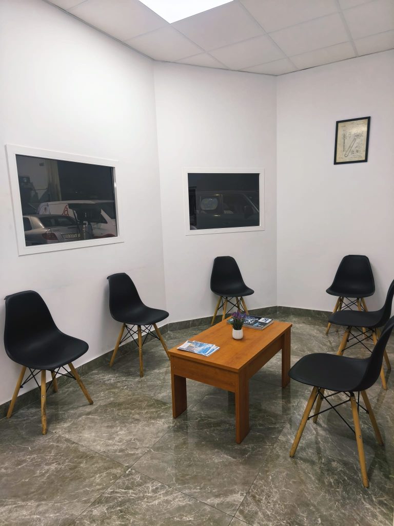 Sala de espera con ventanas al taller